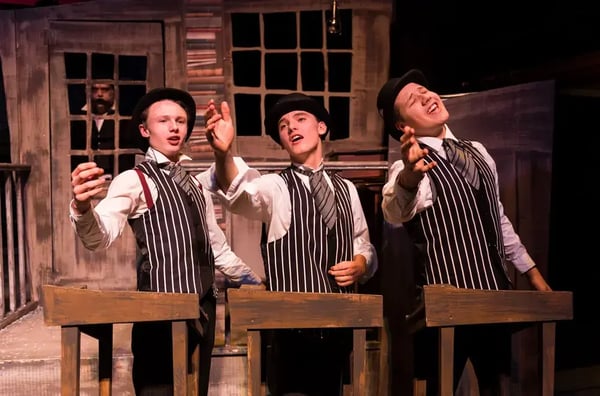 tres estudiantes en la obra de teatro