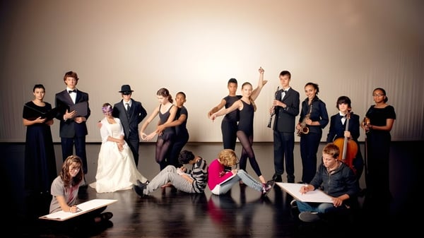 Un grupo de personas en ropa formal posan juntas en un escenario en las Eastern Ontario Public Schools.