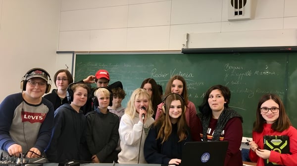 Un grupo de estudiantes está frente a una pizarra en el aula de la École Côte du Soleil.