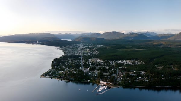 Toma aérea de una ciudad costera con puerto y barcos cerca de la École Côte du Soleil.
