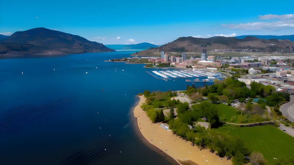 Vista de la ciudad costera con montañas y lago cerca de la École de l'Anse-au-sable.