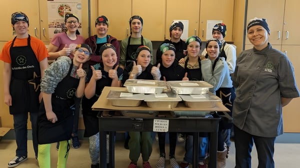 Un grupo de estudiantes de la École Entre-Lacs está preparando alimentos juntos en una actividad de cocina.