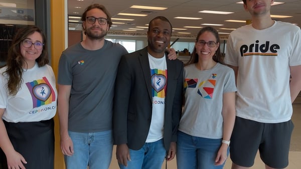 Cinco personas están juntas en una oficina en el campus de la École secondaire publique Maurice Lapointe.