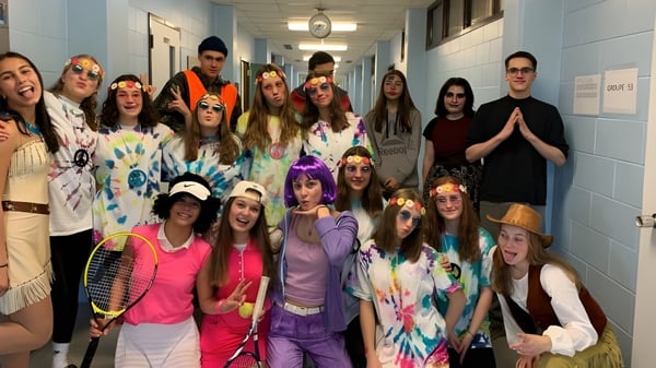 Un grupo de estudiantes de la École Polyvalente Secondaire Curé-Mercure está en el pasillo frente a los casilleros.