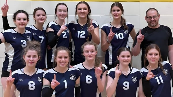 Un grupo de jugadoras de voleibol se agrupan en el área deportiva de la École Sainte-Anne.