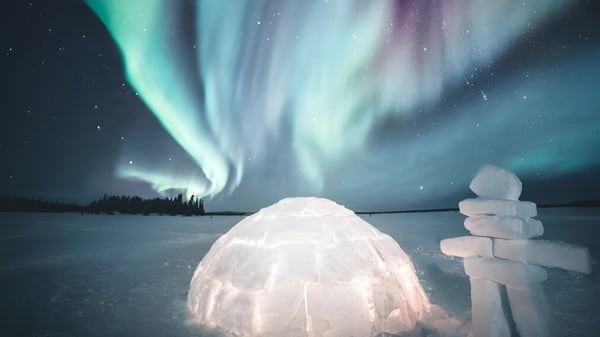 Las auroras brillan sobre un lago congelado en el terreno de la École Salish Secondary School.