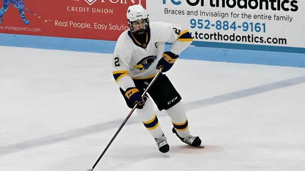 Un jugador de hockey está completamente equipado en el campo de hielo de la École Salish Secondary School.