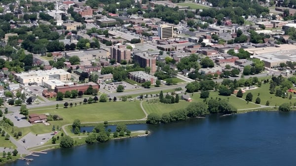 Toma aérea de un paisaje urbano con lagos y edificios en los alrededores de la École secondaire publique L'Héritage.