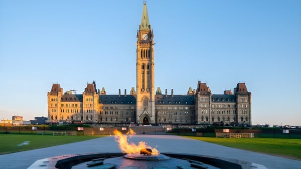 El gran edificio con una alta torre de Elmwood High School está rodeado de un área verde con una fogata encendida.