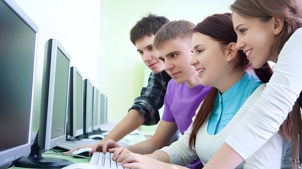 Estudiantes en la clase de computación en el campus del Elphin Community College se concentran en sus pantallas.