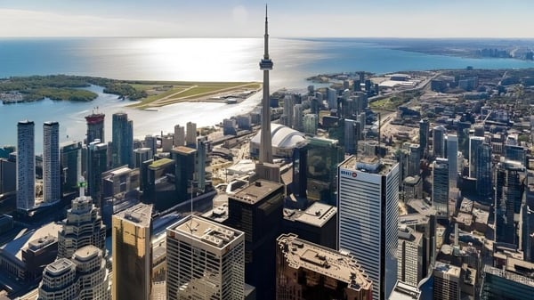 Toma aérea del horizonte de Toronto con la Torre CN y el Lago Ontario al fondo cerca del Emery Collegiate Institute.