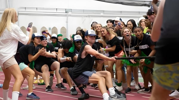 Estudiantes de Episcopal High School participan en una actividad deportiva al aire libre.
