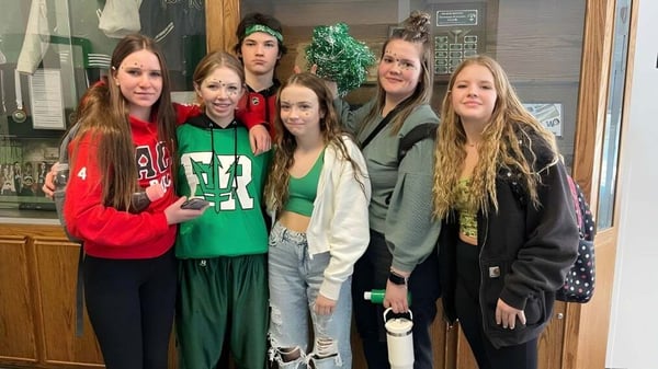 Un grupo de estudiantes está junto en un edificio escolar de Erle Rivers High School.