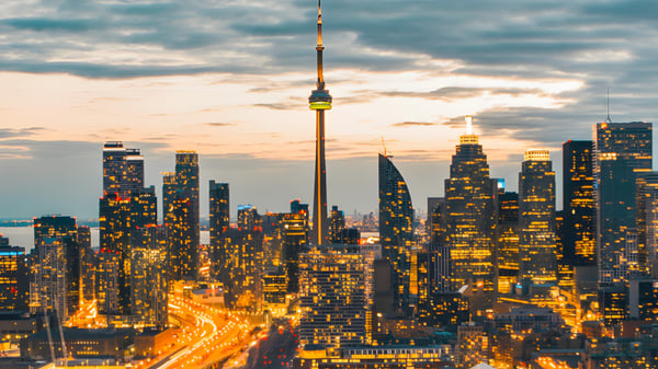 La CN Tower y el horizonte son visibles al atardecer sobre la ciudad cerca del Etobicoke Collegiate Institute.