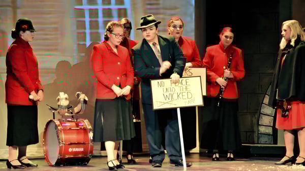 Un grupo de estudiantes de la Fabius Pompey High School está frente a un edificio sosteniendo un cartel que dice 'We are the wicked'.