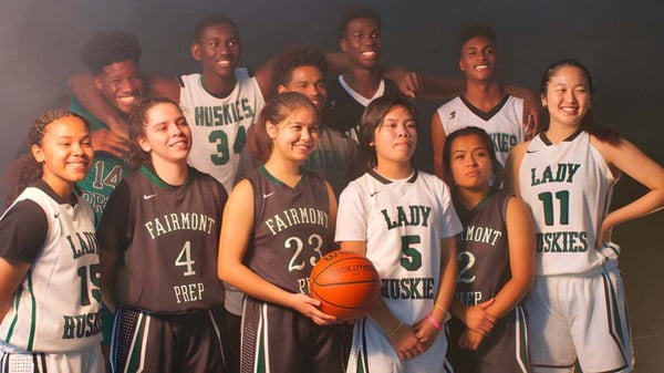 Un grupo de jóvenes jugadores y jugadoras de baloncesto posan juntos en camisetas de equipo en la foto de equipo de la Fairmont Prep Academy.
