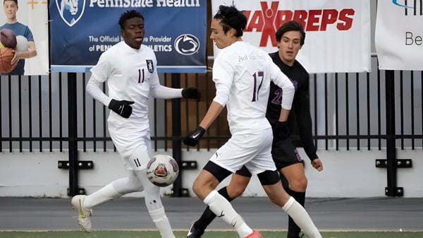 Dos estudiantes de la Faith Christian Academy (PA) juegan al fútbol durante un partido en el campo deportivo.