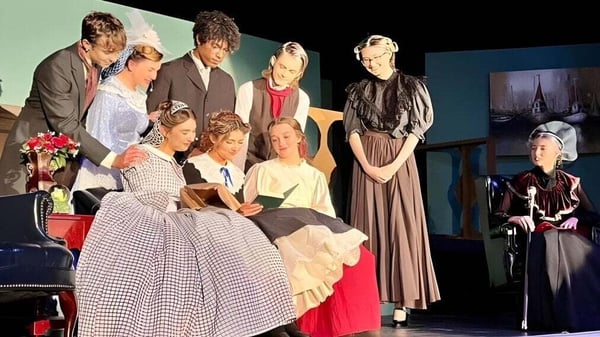 Estudiantes de la Fayetteville Christian School están en un escenario con diferentes accesorios.