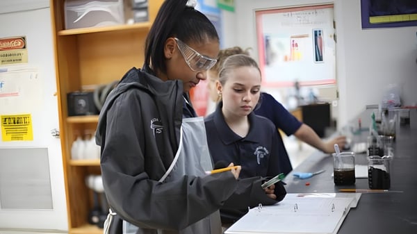 Una estudiante y un estudiante están en un mostrador en un aula de la Florida Preparatory Academy.