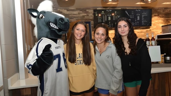 Estudiantes de la Forsyth Country Day School posan con la gran mascota en un local de ocio.