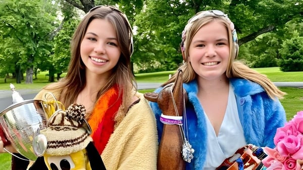 Dos alumnas de la Foxcroft School están en el parque frente a árboles verdes y sonríen a la cámara.