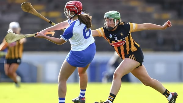 Dos estudiantes del Franciscan College Gormanston juegan en diferentes uniformes deportivos un partido de competencia en el campo de deportes.