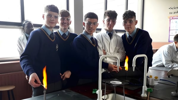 Un grupo de estudiantes en uniformes escolares está reunido en el edificio escolar del Franciscan College Gormanston.