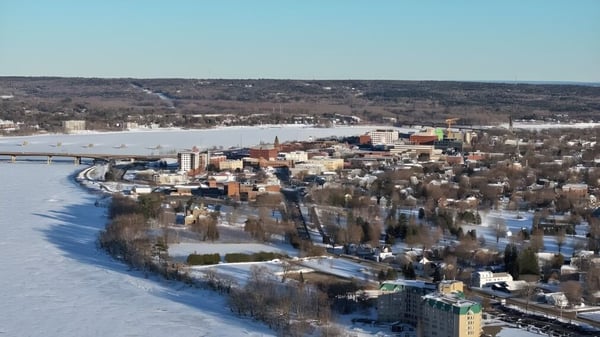 Vista de la ciudad nevada con un río congelado en el fondo de la Fredericton High School.