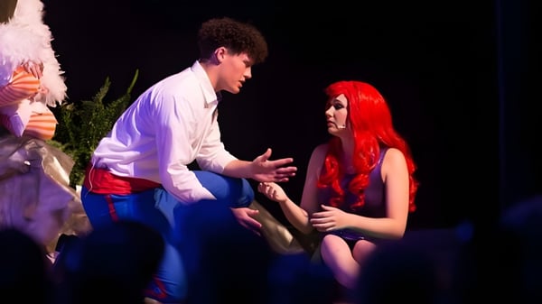 Una pareja está sentada junta en una luz tenue en el campus de la Freedom Christian Academy.