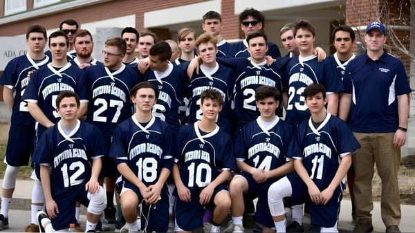 Un grupo de estudiantes de la Fryeburg Academy posan frente a un edificio de ladrillo como equipo deportivo.