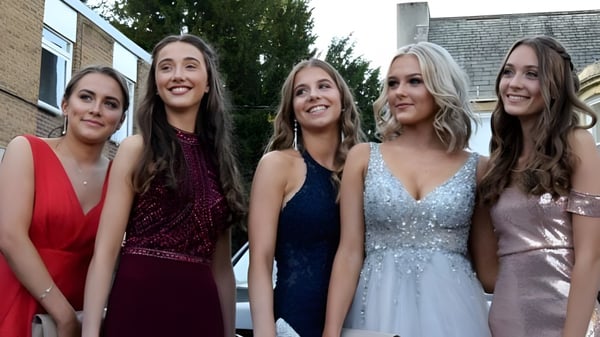 Cinco estudiantes de la Fulneck School posan juntas frente a un edificio de ladrillo al aire libre.