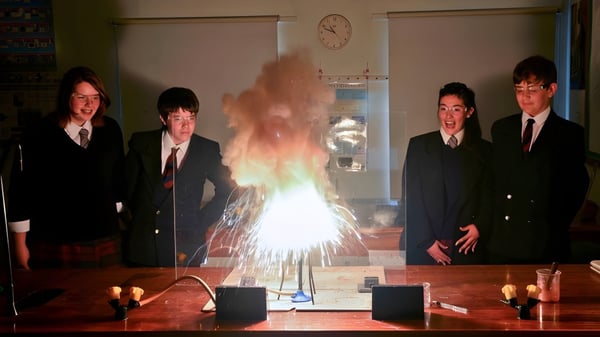 Estudiantes de la Fyling Hall School realizan un experimento con pequeños fuegos artificiales en una mesa.
