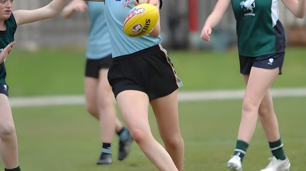 Estudiantes de la Geelong Grammar School juegan al fútbol australiano en un campo de césped.
