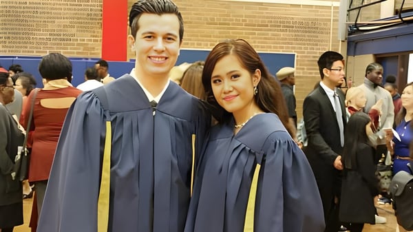 Dos graduados en togas están juntos en la ceremonia de graduación del George Harvey Collegiate Institute.
