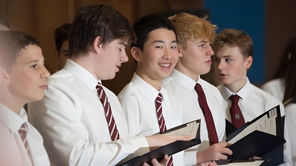 Un grupo de estudiantes en uniformes escolares realiza una actividad en el campus de George Watson’s College.