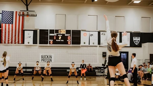 Estudiantes juegan al voleibol en el gimnasio de Gilbert Christian Schools durante un partido.