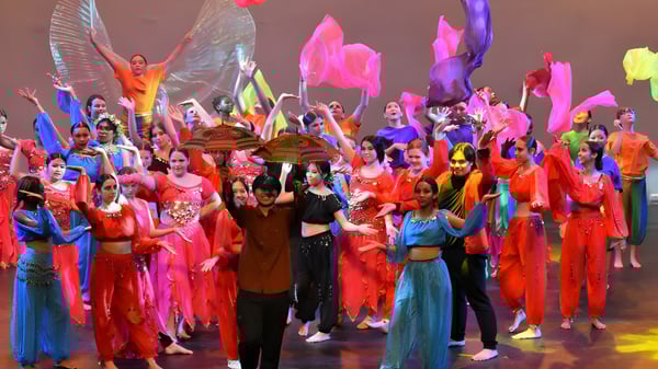 Estudiantes de la Girrawheen Senior High School celebran disfrazados y llevan máscaras coloridas en una fiesta de carnaval.