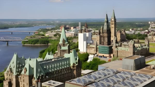 Vista de una ciudad con arquitectura moderna e histórica en los alrededores de la École secondaire publique Gisèle-Lalonde.
