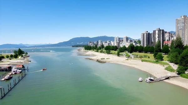 Vista de la ciudad costera con rascacielos y panorama del puerto cerca de la Gladstone Secondary School.