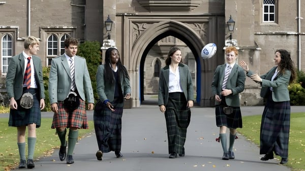 Estudiantes en uniformes escolares están frente al edificio gótico en el campus del Glenalmond College.