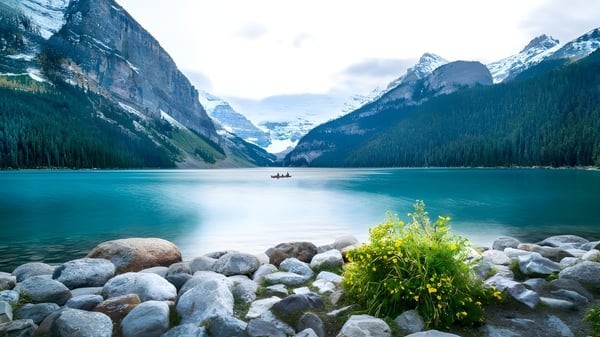 Un tranquilo lago alpino con montañas cubiertas de nieve se puede ver cerca del Goderich District Collegiate Institute.