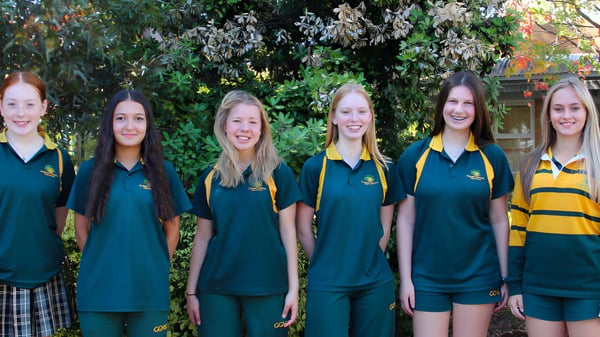 Un grupo de seis estudiantes de la Golden Grove High School están juntos en un entorno verde.