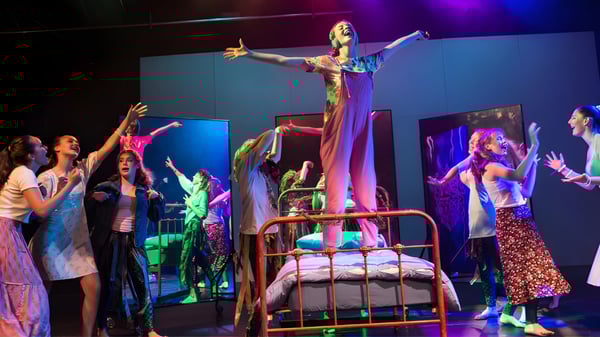 Un actor está en un escenario elevado durante una obra de teatro en la Gordonstoun School.