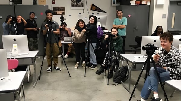 Estudiantes de la Grand Arts - Ramon C. Cortines School of Visual and Performing Arts trabajan con cámaras en el estudio de fotografía.