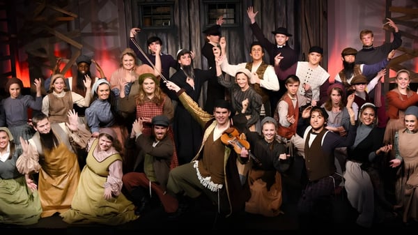 Alumnos de la Grange Post Primary School en trajes históricos durante una representación teatral.