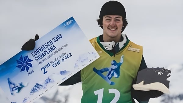 Un estudiante de la Gravenhurst High School sostiene un letrero azul y blanco para el Canadian Ski Cup 2003.