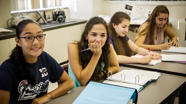 Un grupo de estudiantes en clase en el campus del Groton-Dunstable Regional School District trabaja concentrado en una actividad de aprendizaje.