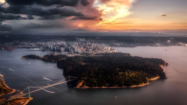 La toma aérea muestra la ciudad de Guelph con una isla de bosque y un cielo dramático cerca del Guelph Collegiate Vocational Institute.