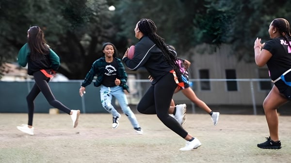 Un grupo de jóvenes estudiantes de la Hamilton Christian Academy participan en una actividad deportiva al aire libre.