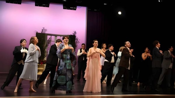 Estudiantes de Hampton Senior High School están en el escenario durante una obra de teatro o un desfile de moda.